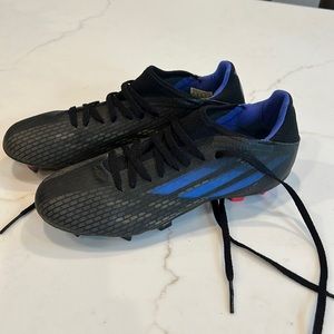Very good adidas soccer cleats. Worn 4 times only.